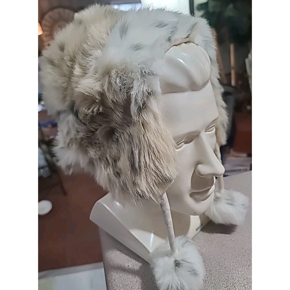 Pottery Barn Teen Faux Snow Leopard Fur Trapper Hat Pom Poms White One Size - Picture 5 of 6